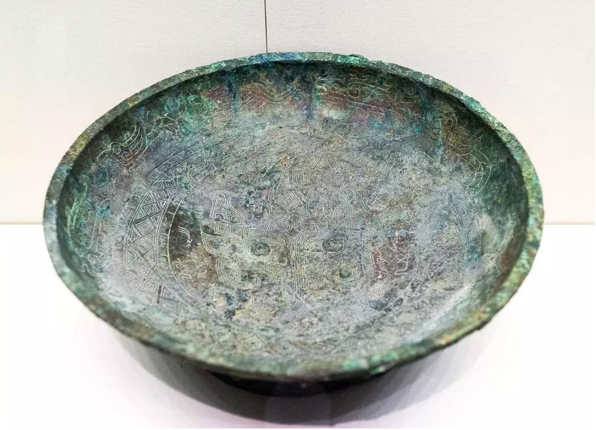 龙纹青铜盘.jpg