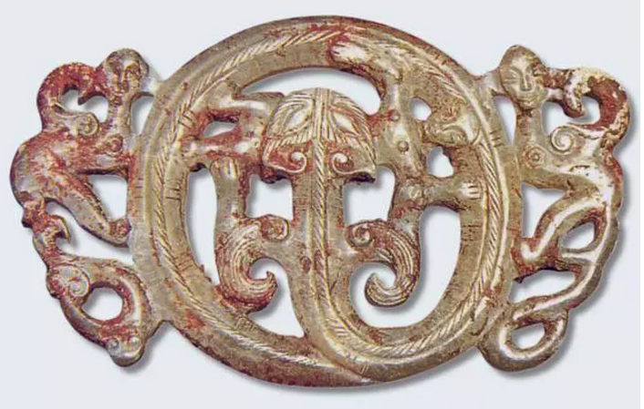 战国螭龙食人纹玉佩.jpg